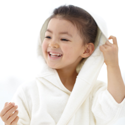 安心和暖和的儿童浴袍