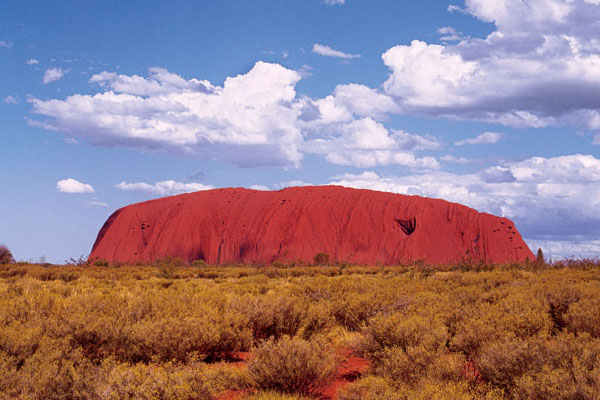 オーストラリア・エアーズロック周辺の赤い岩石（ラテライト）