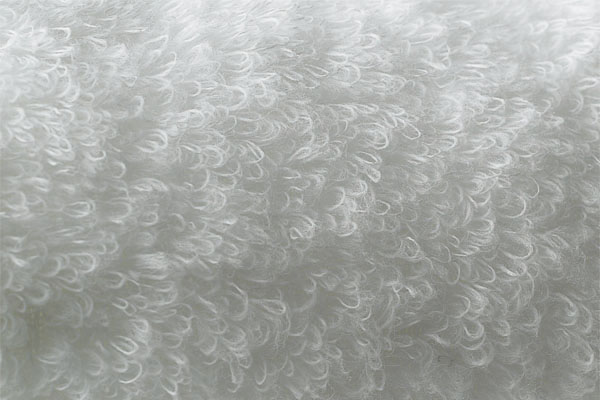 用优质新疆超长棉的极细无捻纱织出的毛圈更长，棉纱和纤维之间充满了空气，极其轻柔、暖和。