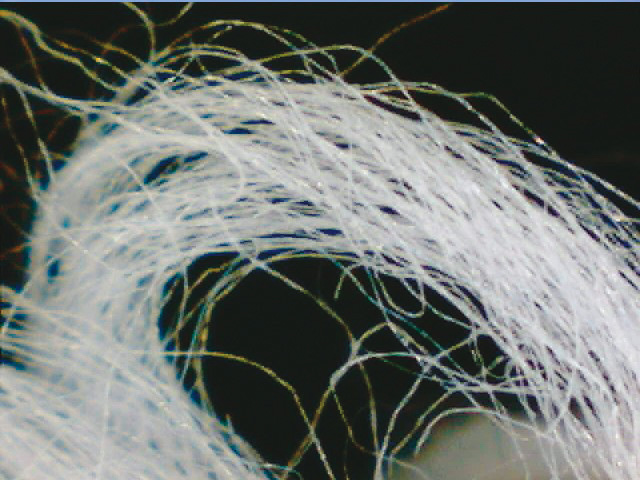 糸の繊維間に隙間のあることがよくわかる、無撚糸の拡大写真。